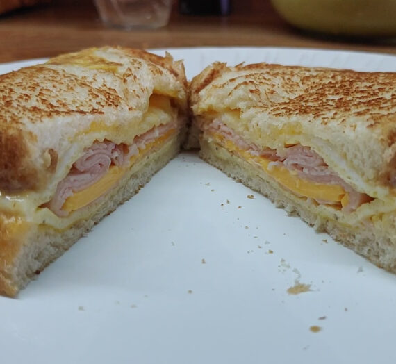 Para cualquier comida, para cualquier día un práctico y sabroso Sandwich Omelette.