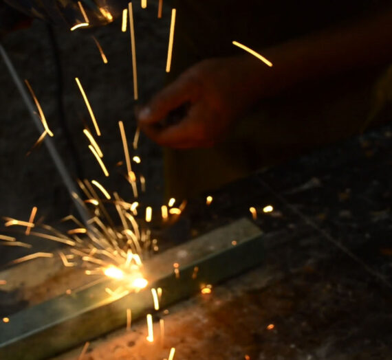 Algunas técnicas para hacer trabajos con metal, tan prácticas que hasta el perro de casa quería participar.