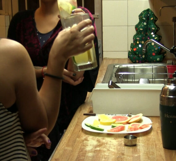 Celebrando y compartiendo la dicha de la temporada alegremente con un Ginebra con cítricos.