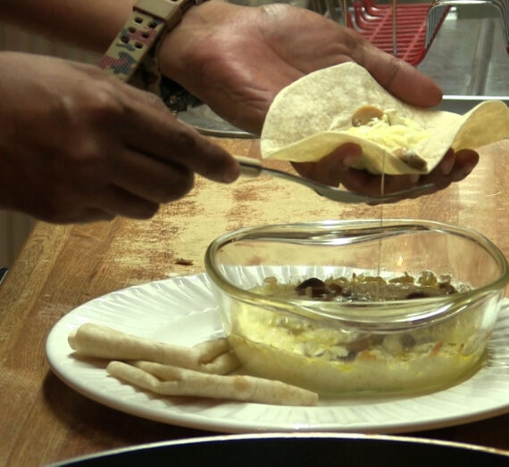 En época de convivio navideño, un queso fundido puede ser una buena opción para hacer y compartir con los demás.