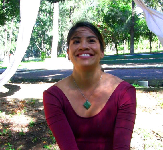 Carolina Carabantes nos comparte su práctica en danza aérea.