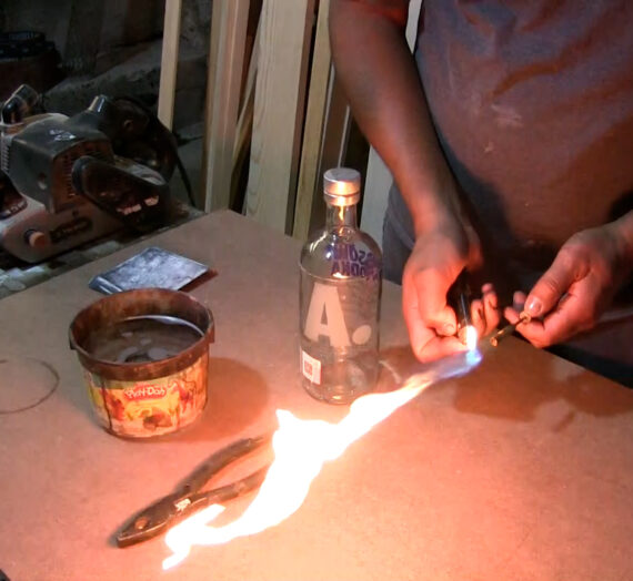 La presentación de una táctica de como convertir una botella en vaso.