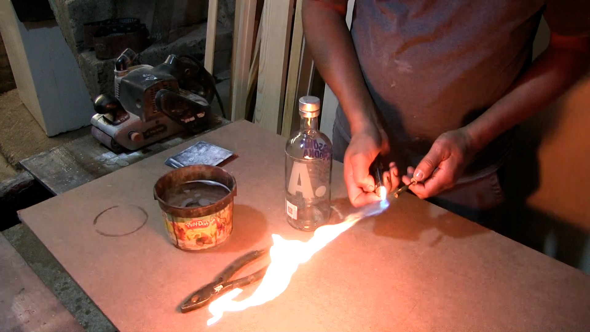 La presentación de una táctica de como convertir una botella en vaso.