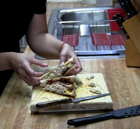 Llega el momento de improvisar para atender a la visita con un Club Sandwich.