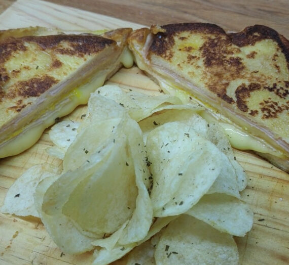 La técnica para preparar un suculento Sandwich Montecristo.