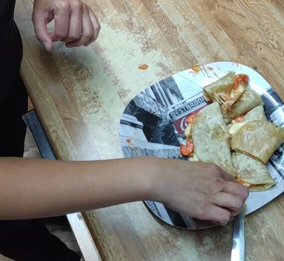 En esta ocasión mezclamos sabores mediante unas quesadillas con camarón en salsa.