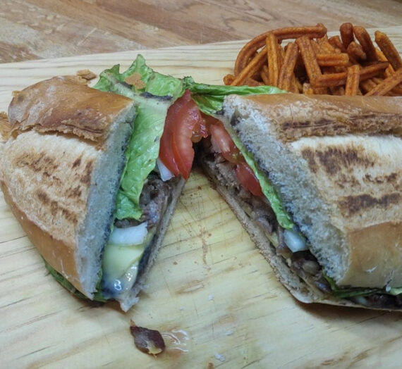 Guía paso a paso para vivir la exquesitez de una torta de asada con queso y frijoles.