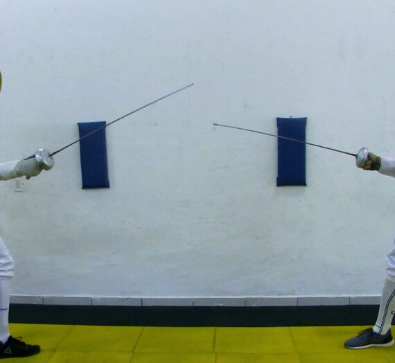 Demostración de una práctica de esgrima.