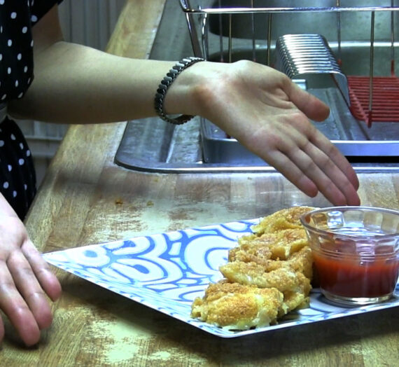 Aventurándonos en la cocina con un snack de queso capeado.