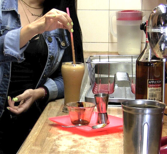 Una mezlca divertida y completa.