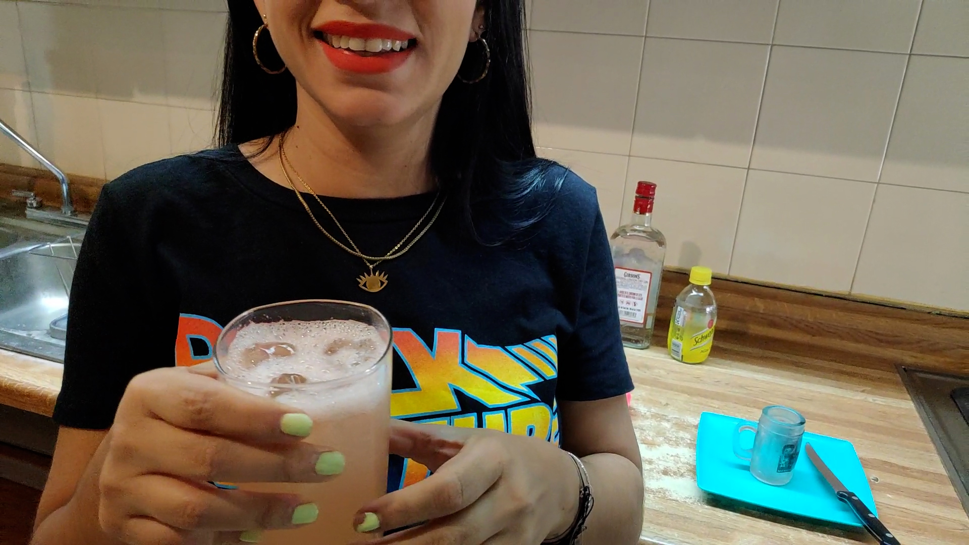 Una buena opción de mezcla de ginebra para escuchar la música de Eyes of Sheila.